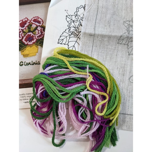 Vintage 70s Floral Crewel Embroidery Kit "Gloxinia" Stitchkins Instant Stitchery - Picture 6 of 7